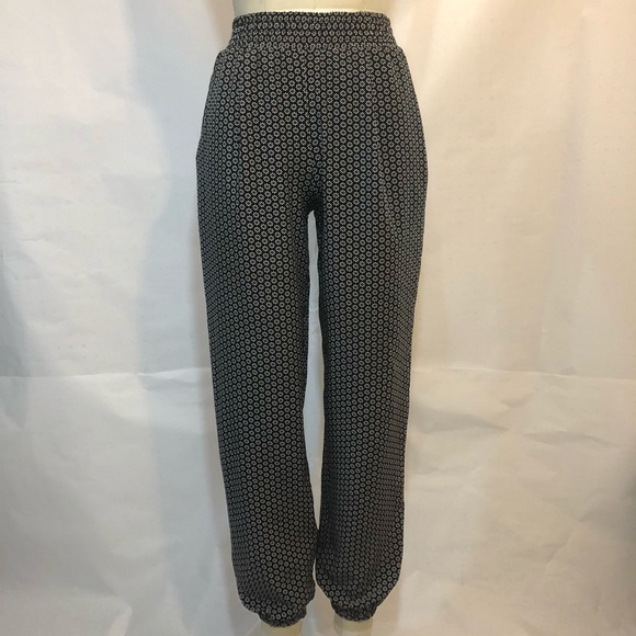 Like New High Rise graphic white daisy on black Joggers pants pull on size xmall - Picture 6 of 10